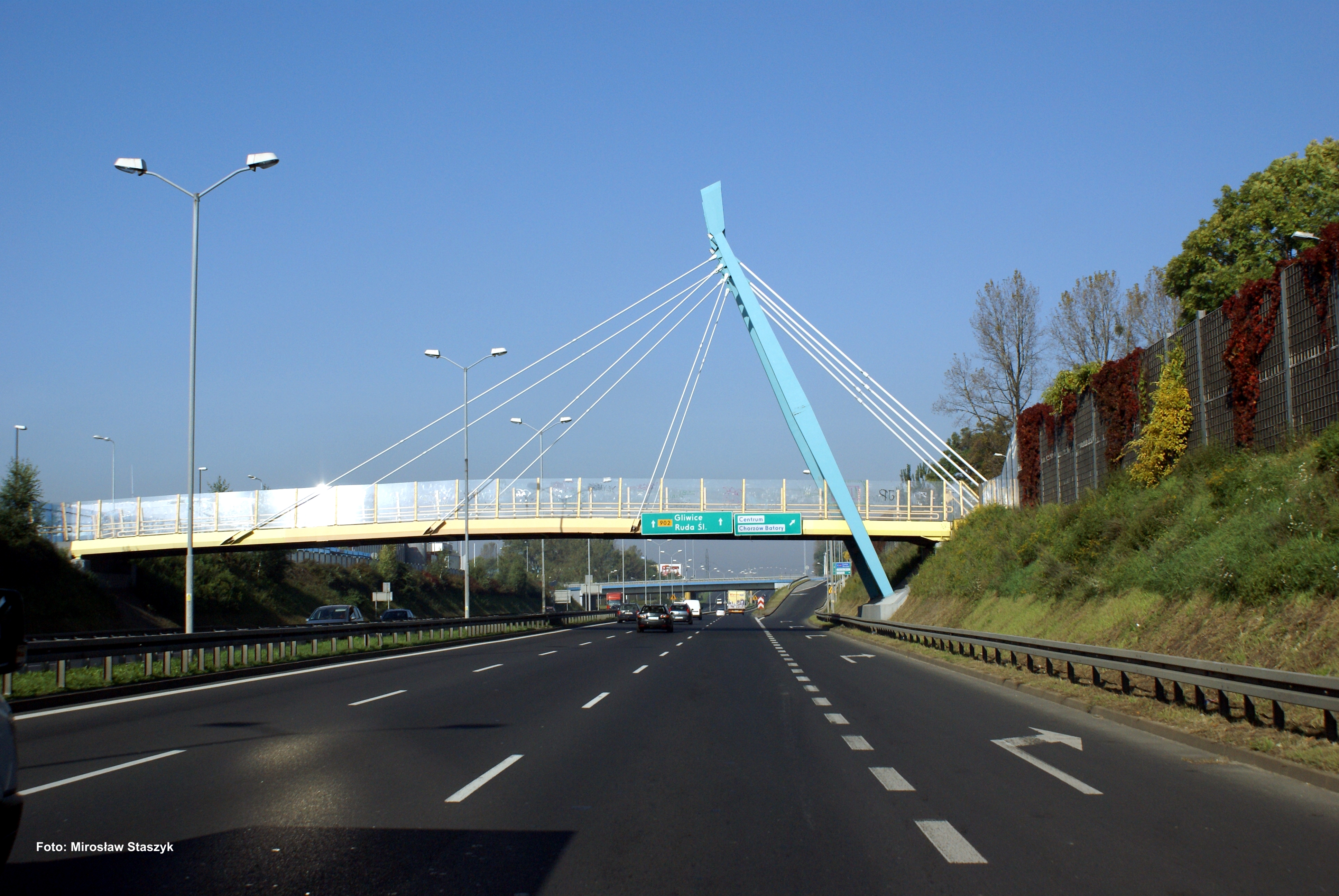 Chorzów -  Kładki nad DTŚ przy stadionie Ruchu Chorzów (fot. M. Staszyk)